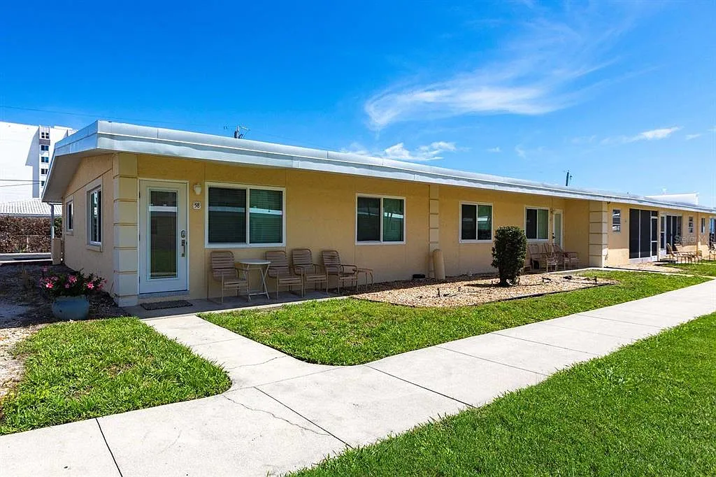 2 bed, 1.5 bath, 840 sqft, $6,300 — Photo 1