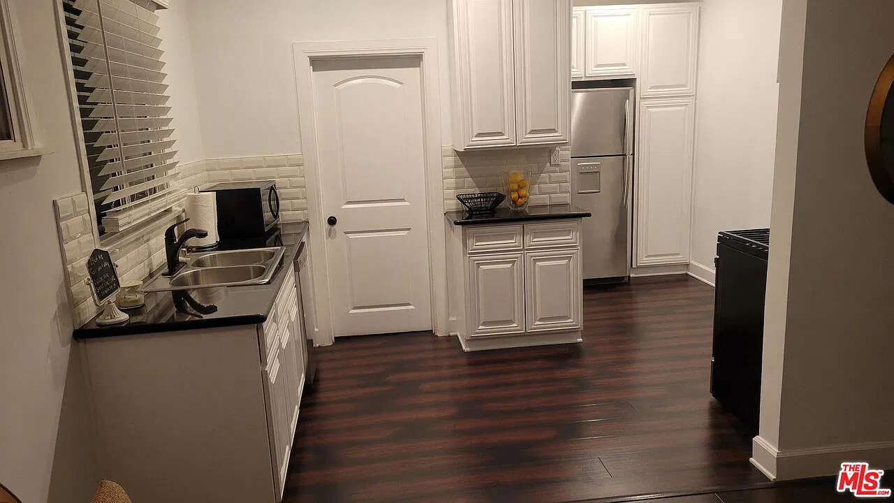 3 bed, 4800 sqft, $3,700 — Photo 3