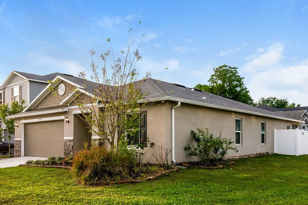4 bed, 2.0 bath, 1993 sqft, $4,310 — Photo 3