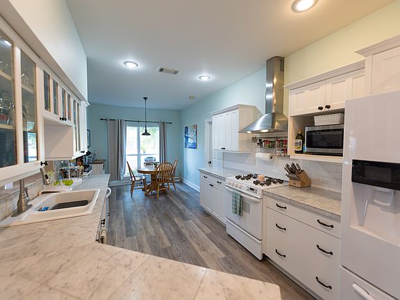 4th image of 2802 Venetian Way
