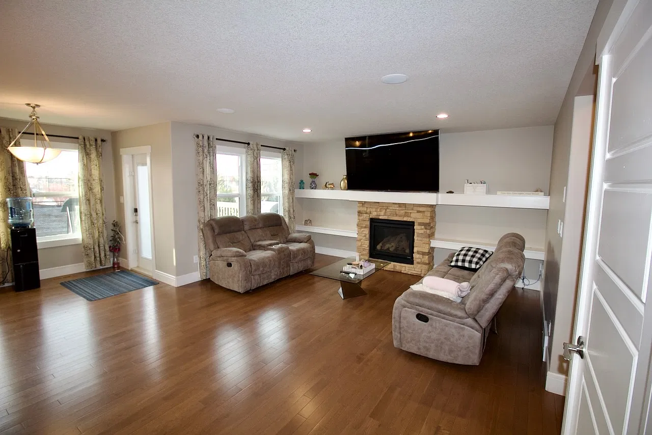 Emerald Hills Fully Finished Family Home For Rent Sherwood Park — Photo 4