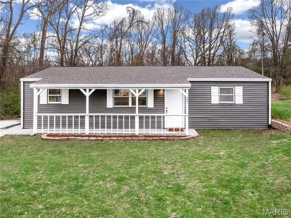 201 Pine Ridge Dr, Godfrey, IL 62035