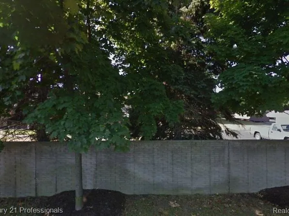 40822 Newport Dr, Plymouth, MI 48170