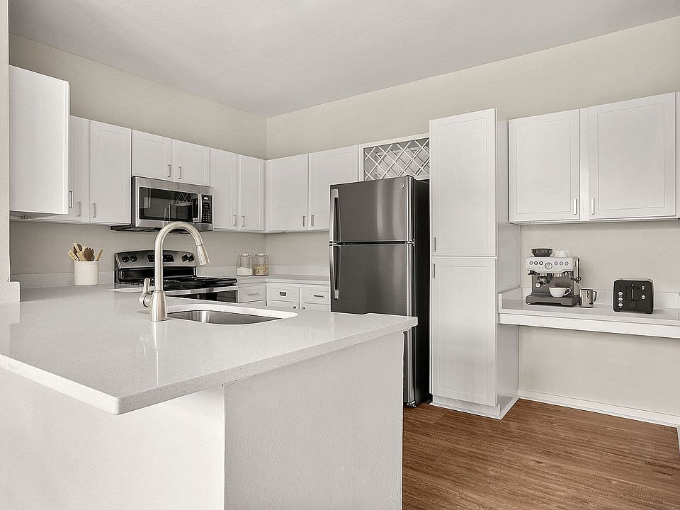 C243030_VerandaAtCenterField_1b1bROI_Kitchen_02