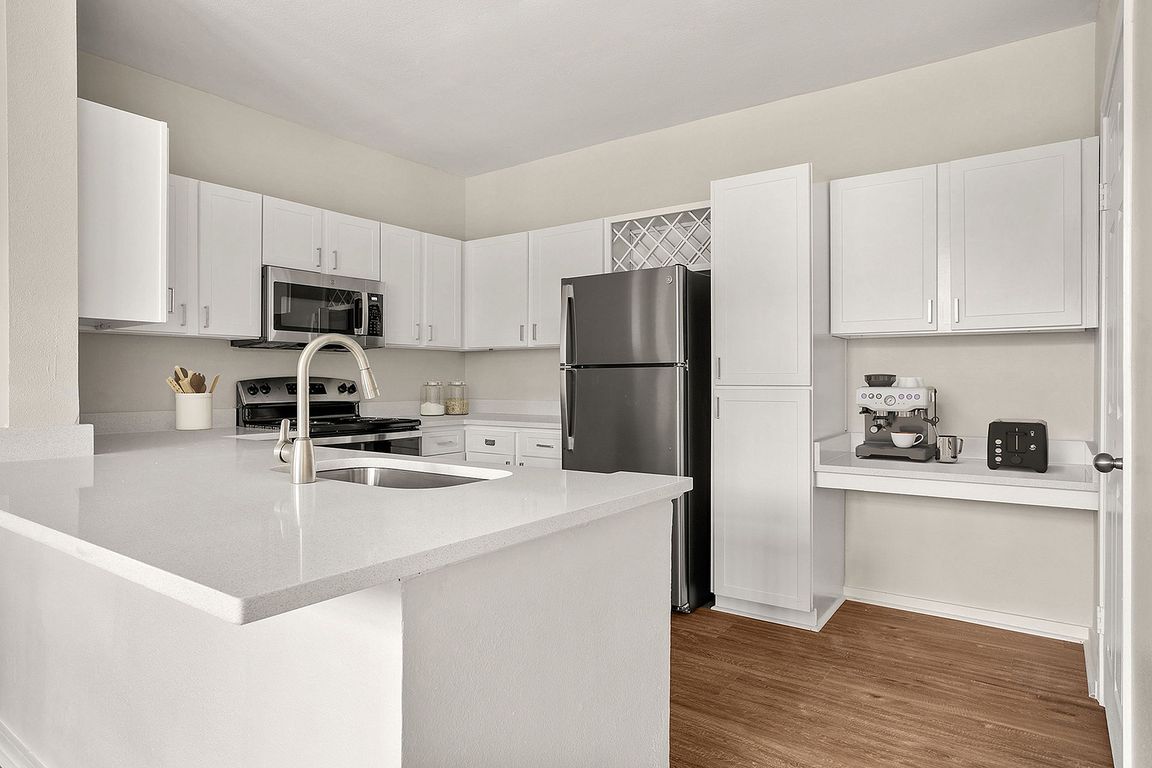 C243030_VerandaAtCenterField_1b1bROI_Kitchen_02