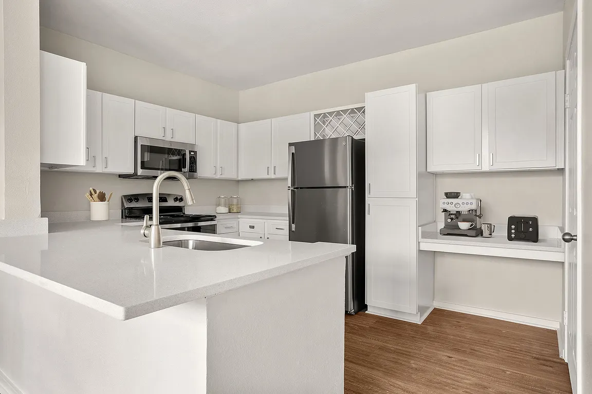 C243030_VerandaAtCenterField_1b1bROI_Kitchen_02