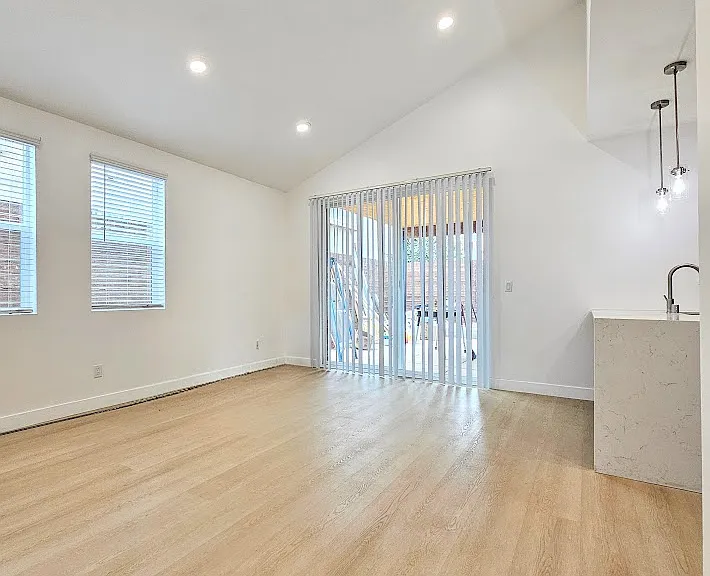 1270 Froude St #1270 — Photo 10