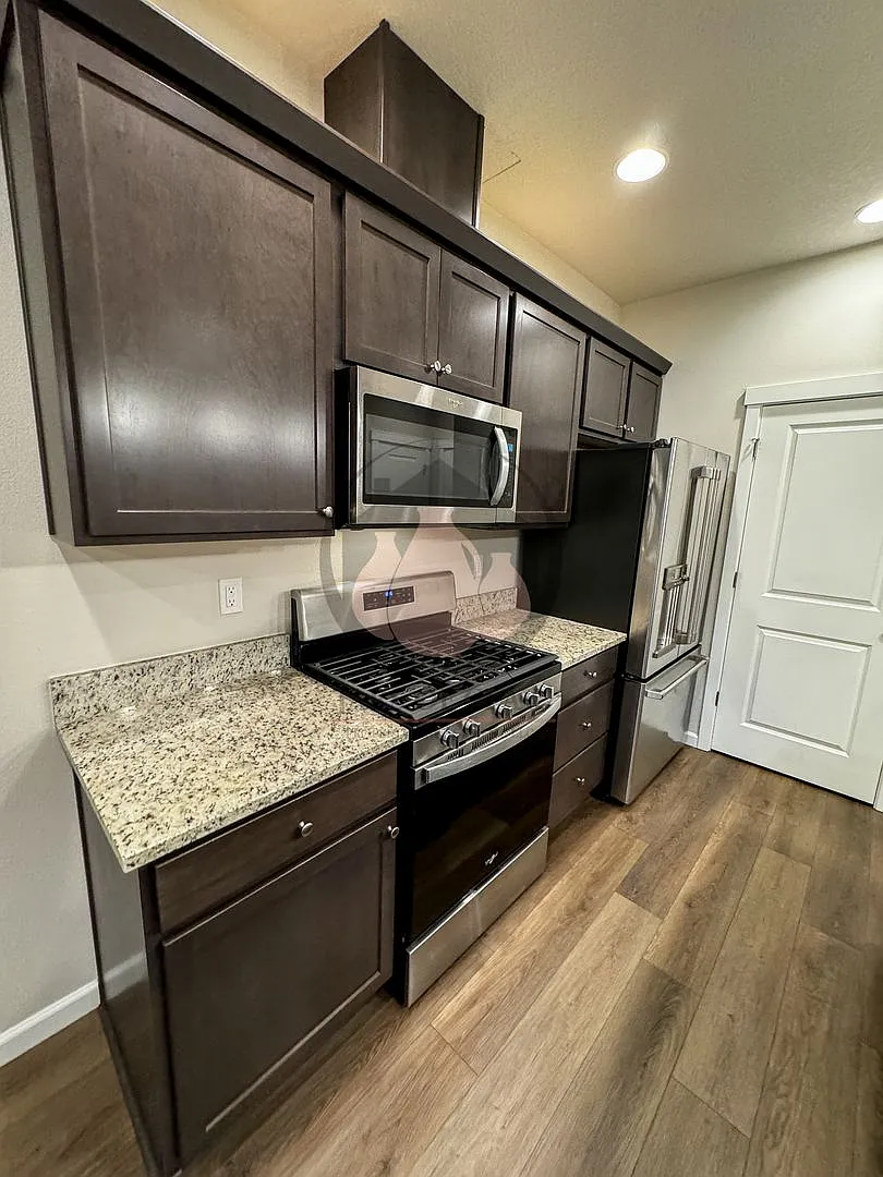 Adorable Dallas Townhome - Available Now — Photo 3