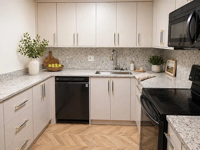 2500 Parkview Dr #1816 — Photo 2