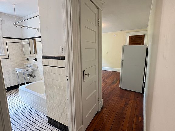 3rd image of 196 Norton St Floor 1