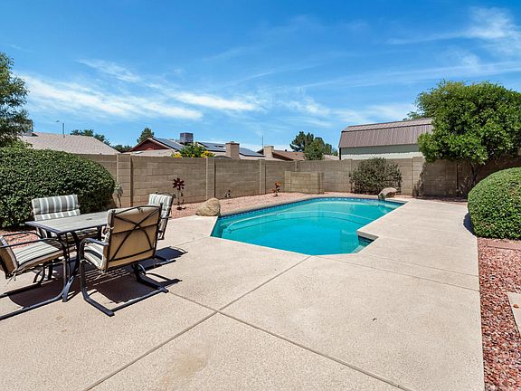 5th image of 520 E Angela Dr