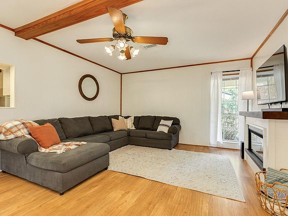 4th image of 107 Hickory St