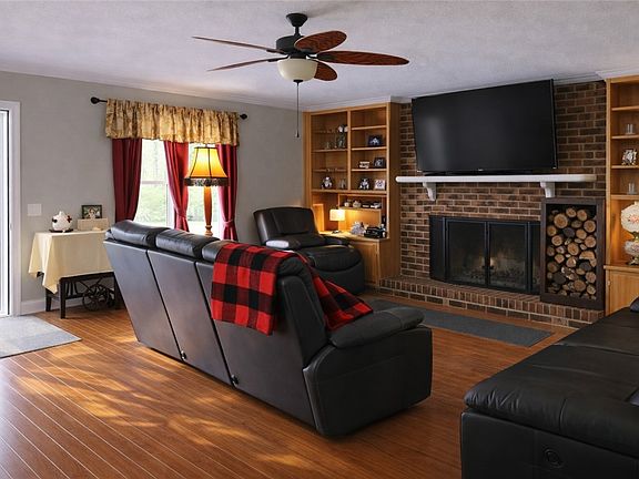 4th image of 304 Willow Dr