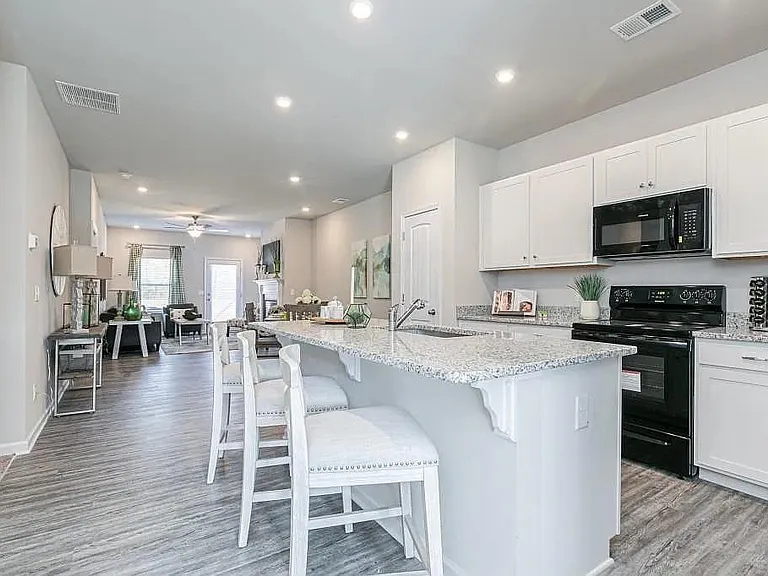 142 Lyons Dr — Photo 3
