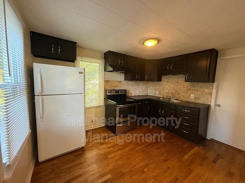 3 bed, 1.0 bath, 816 sqft, $1,450 — Photo 2
