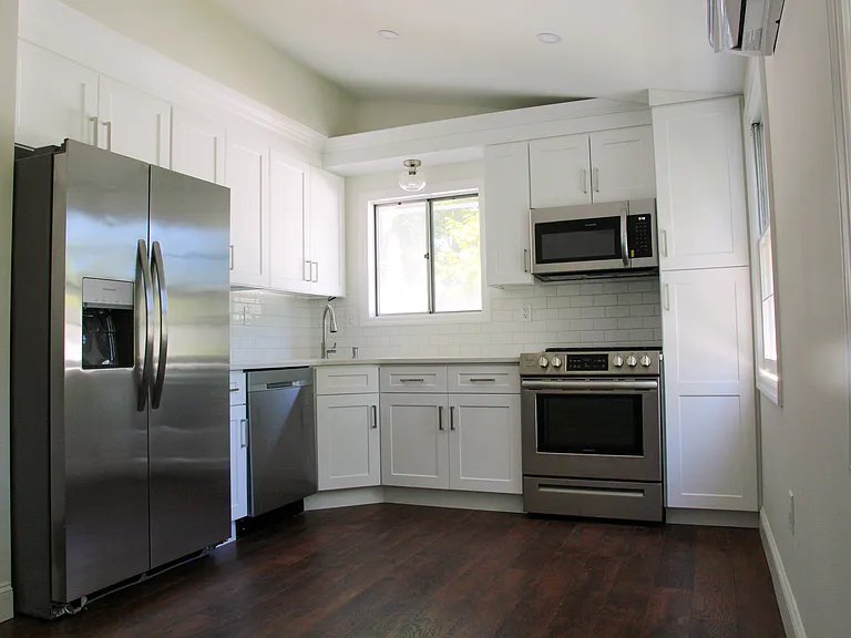 883 Park Ave — Photo 2