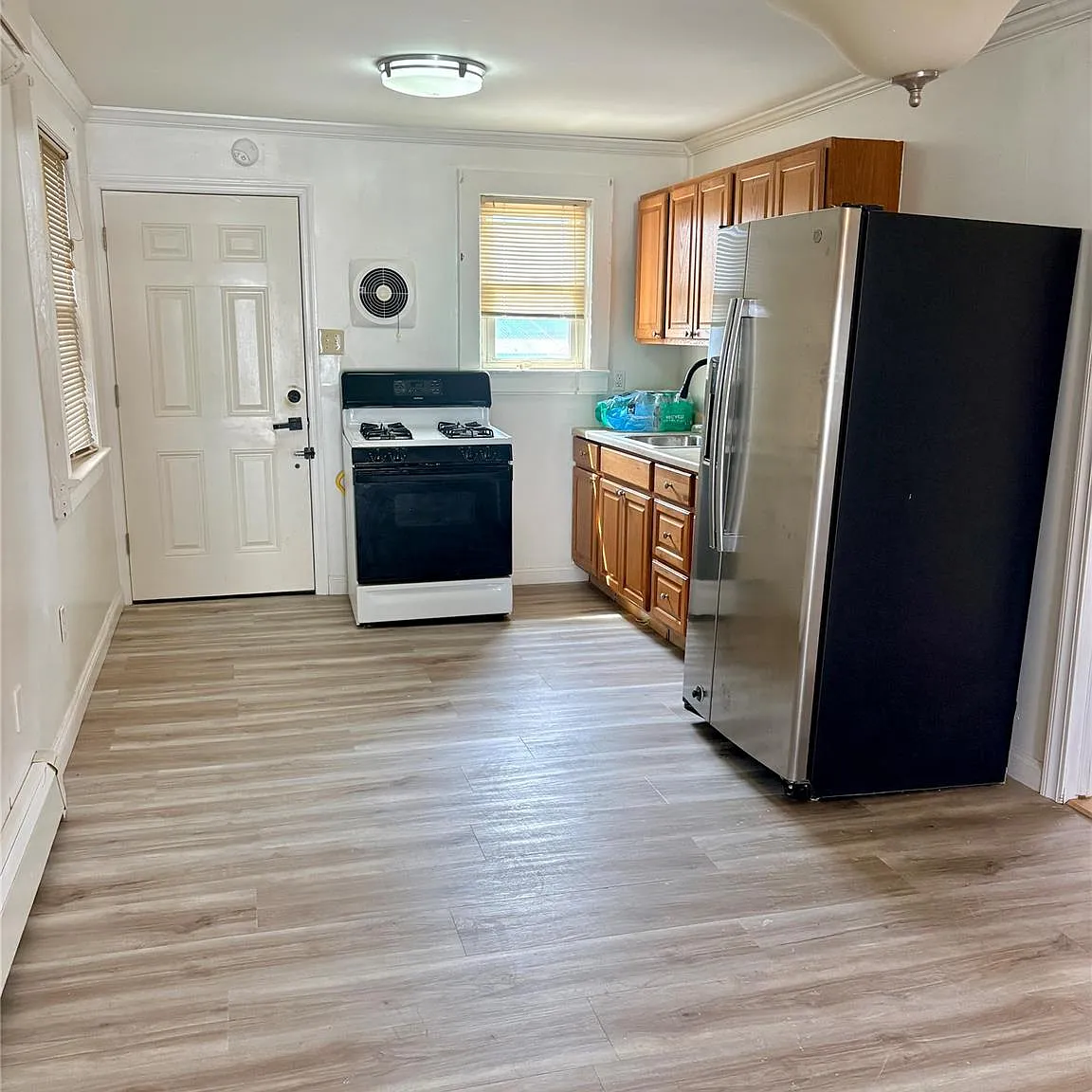 3 bed, 1.0 bath, 840 sqft, $3,600 — Photo 3