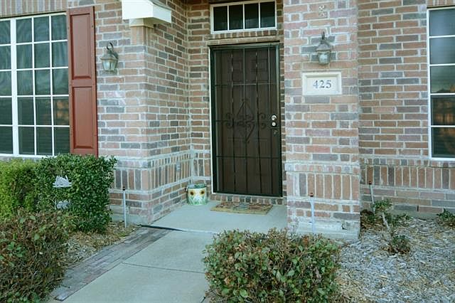 1st image of 425 Da Vinci Ln