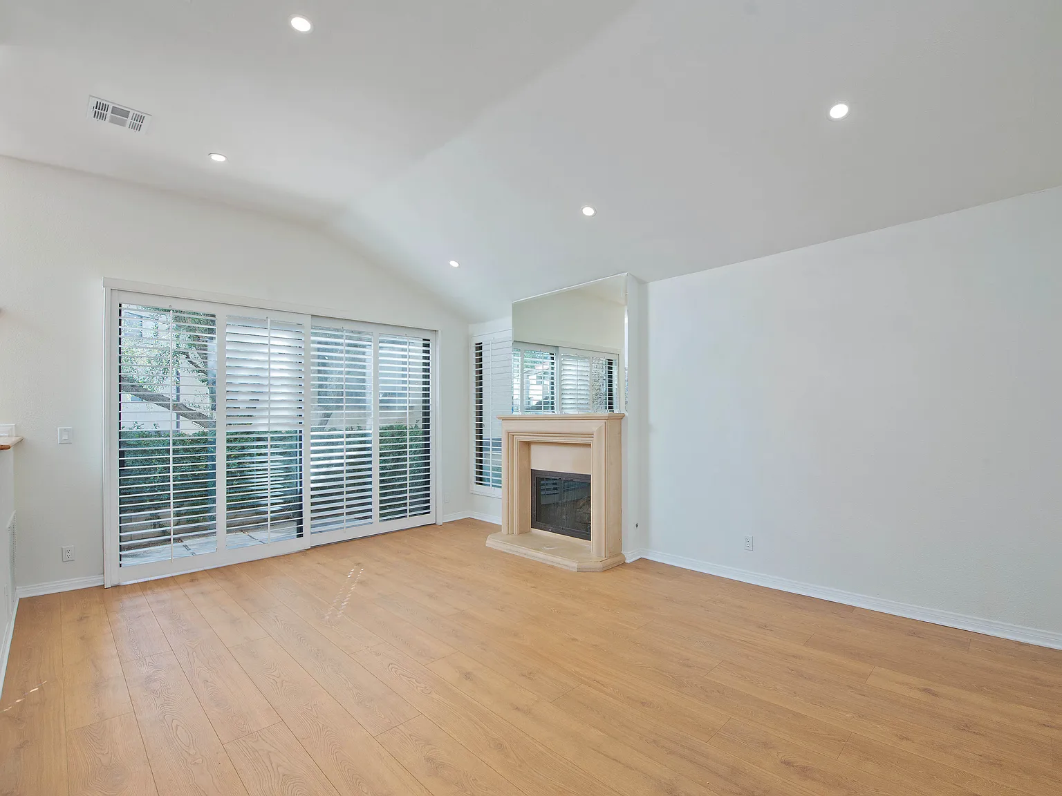 3 bed, 2.5 bath, 1780 sqft, $4,900 — Photo 3