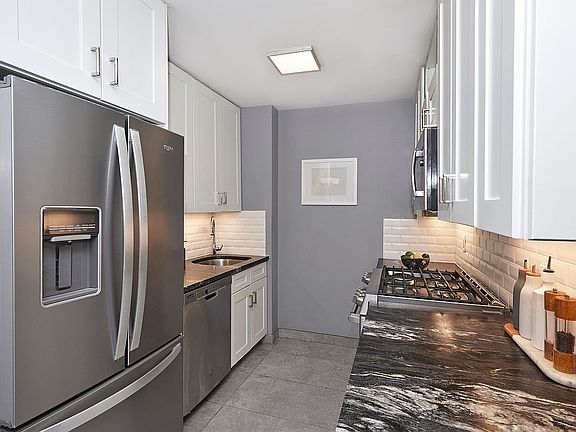 4th image of 201 W 70th St APT 18G