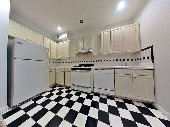 5th image of 1750 1st Ave #2B