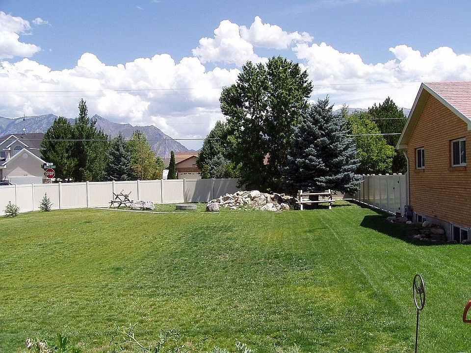 Huge side yard and fire pit area