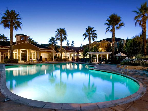 Pool at dusk | Apartments in Dublin, CA | Fountains at Emerald Park