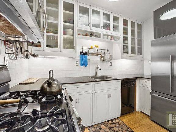 3rd image of 17 W 100th St APT 3W