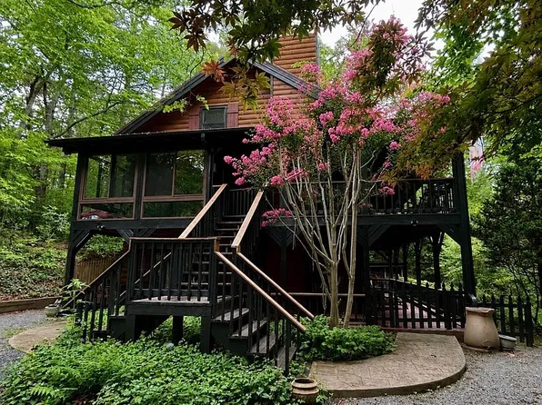 696 Top Of The Mountain Rd, Hendersonville, NC 28739