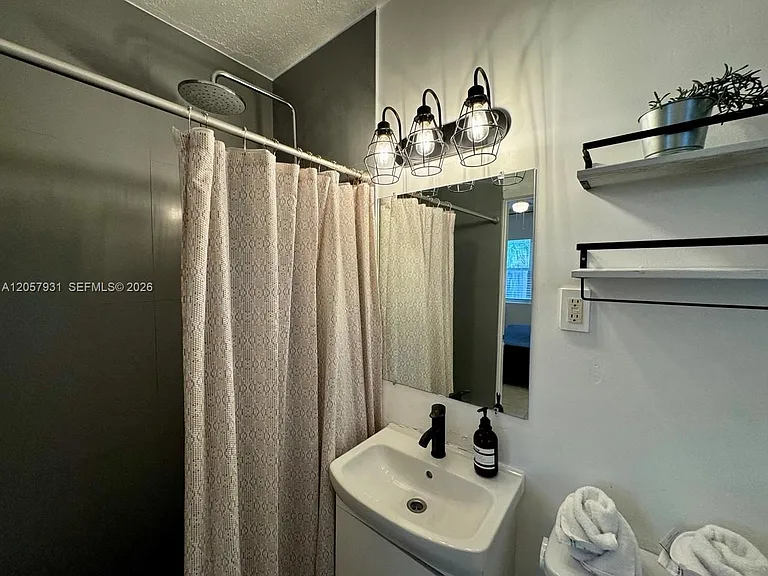 1130 NE 81st St #4 — Photo 10