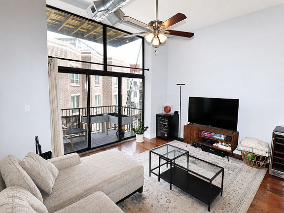 3rd image of 707 N Milwaukee Ave #3R
