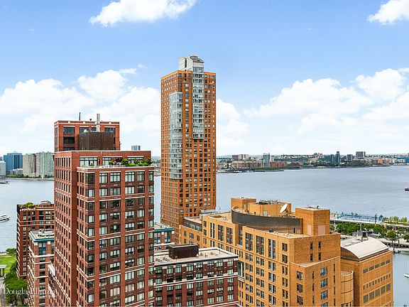 4th image of 89 Murray St #2420
