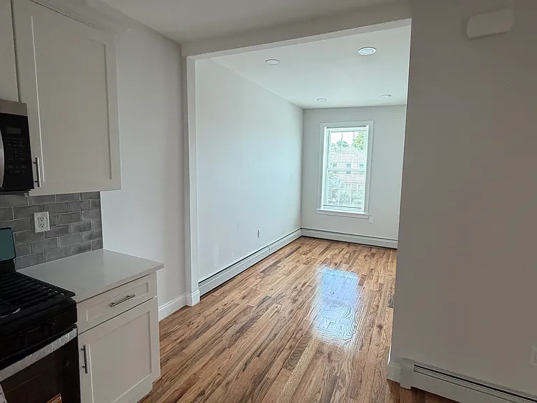 2886 Randall Ave #2 — Photo 3