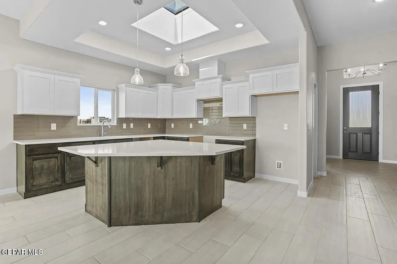4 bed, 2.5 bath, 1919 sqft, $2,500 — Photo 4
