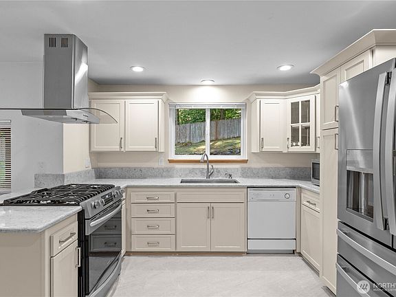4th image of 6712 53rd Street W