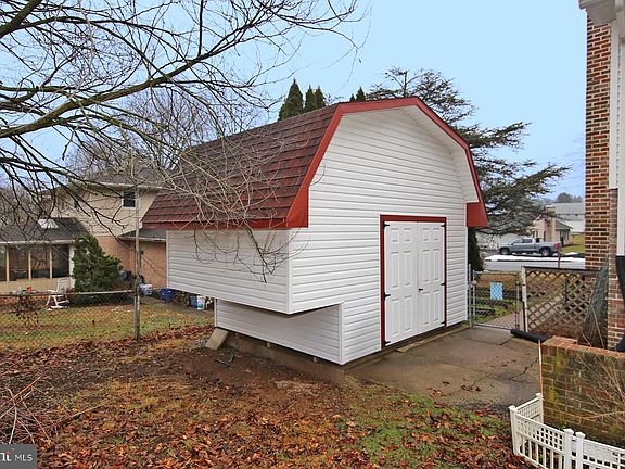 3rd image of 129 Juniper St