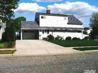 39 Kingfisher Rd, Levittown, NY 11756