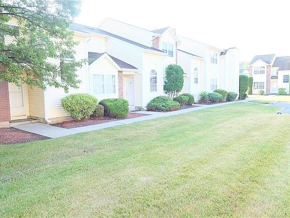 3rd image of 25 Woodlake Dr. #25