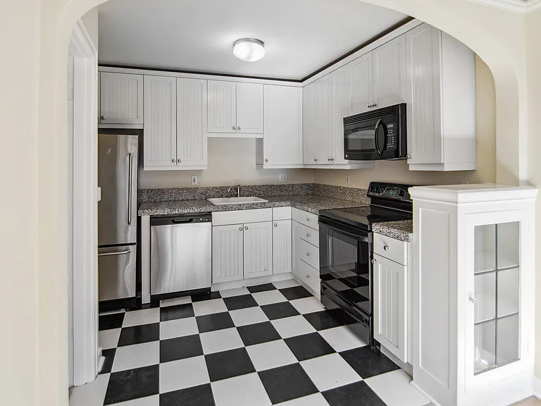 E Highland Dr — Photo 12