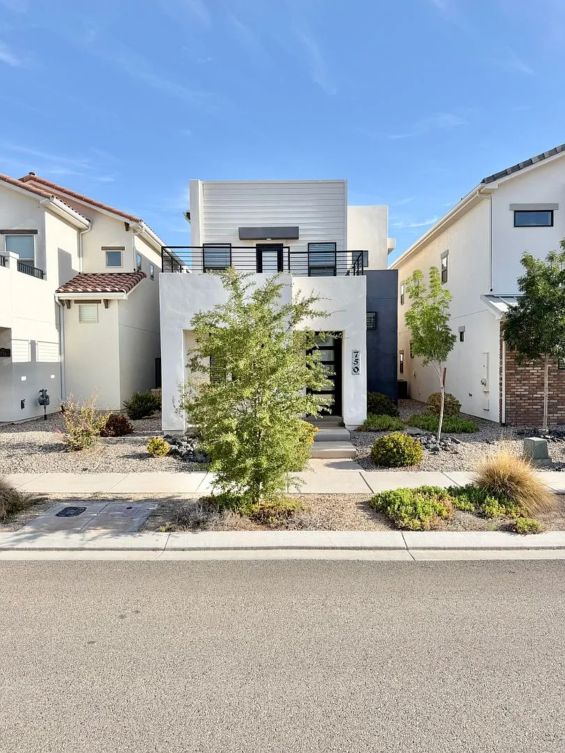 Gorgeous Desert Color Home with Internet Included! — Photo 2