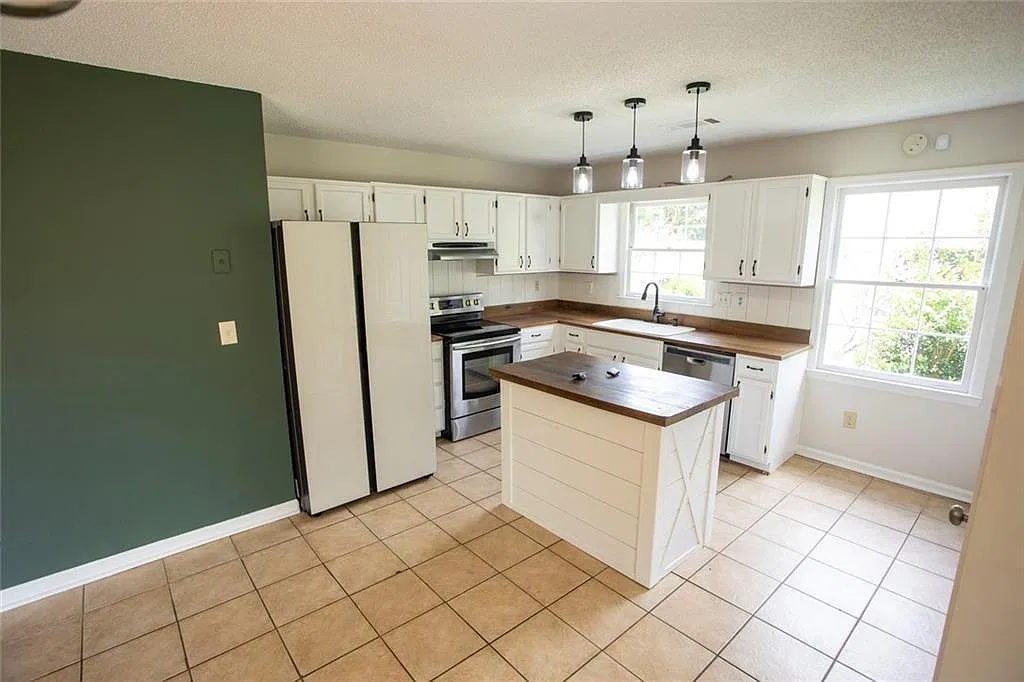 3 bed, 2.0 bath, 2140 sqft, $1,950 — Photo 3