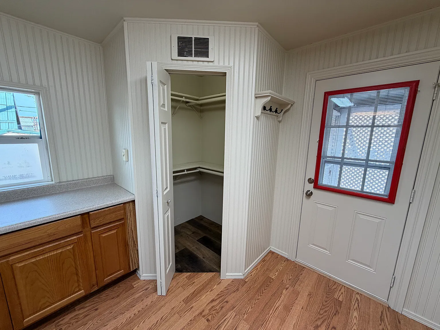 3 bed 1 bath house with abundant parking and greenhouse. — Photo 4