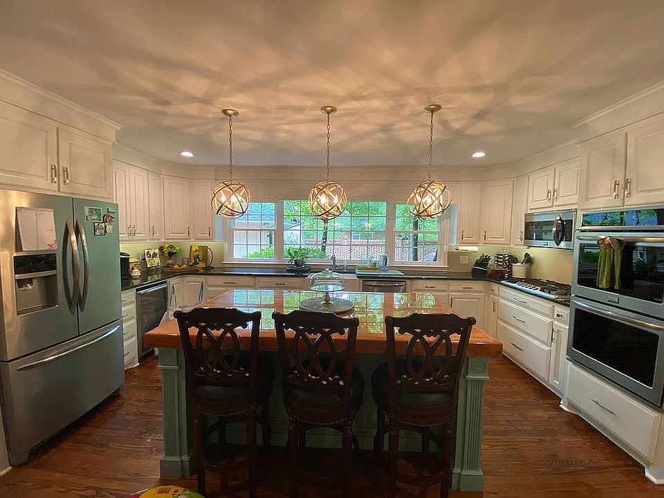 Eat-in Kitchen 