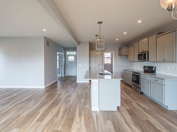 5th image of 1883 Woodward Ct