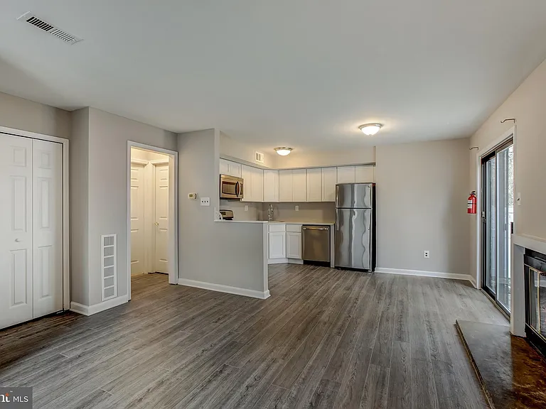 1105 Berwyck Ct — Photo 6