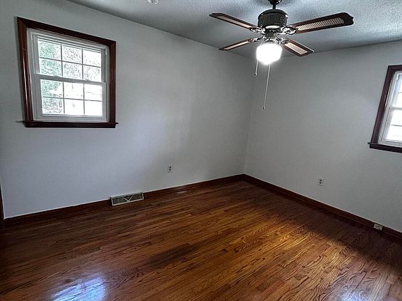 5th image of 4722 Foxwood Dr