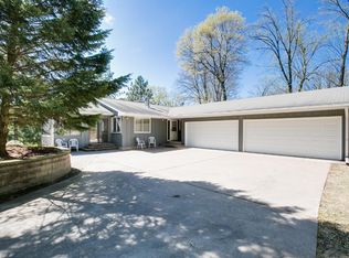 5996 Woodlane Dr, Woodbury, MN 55129