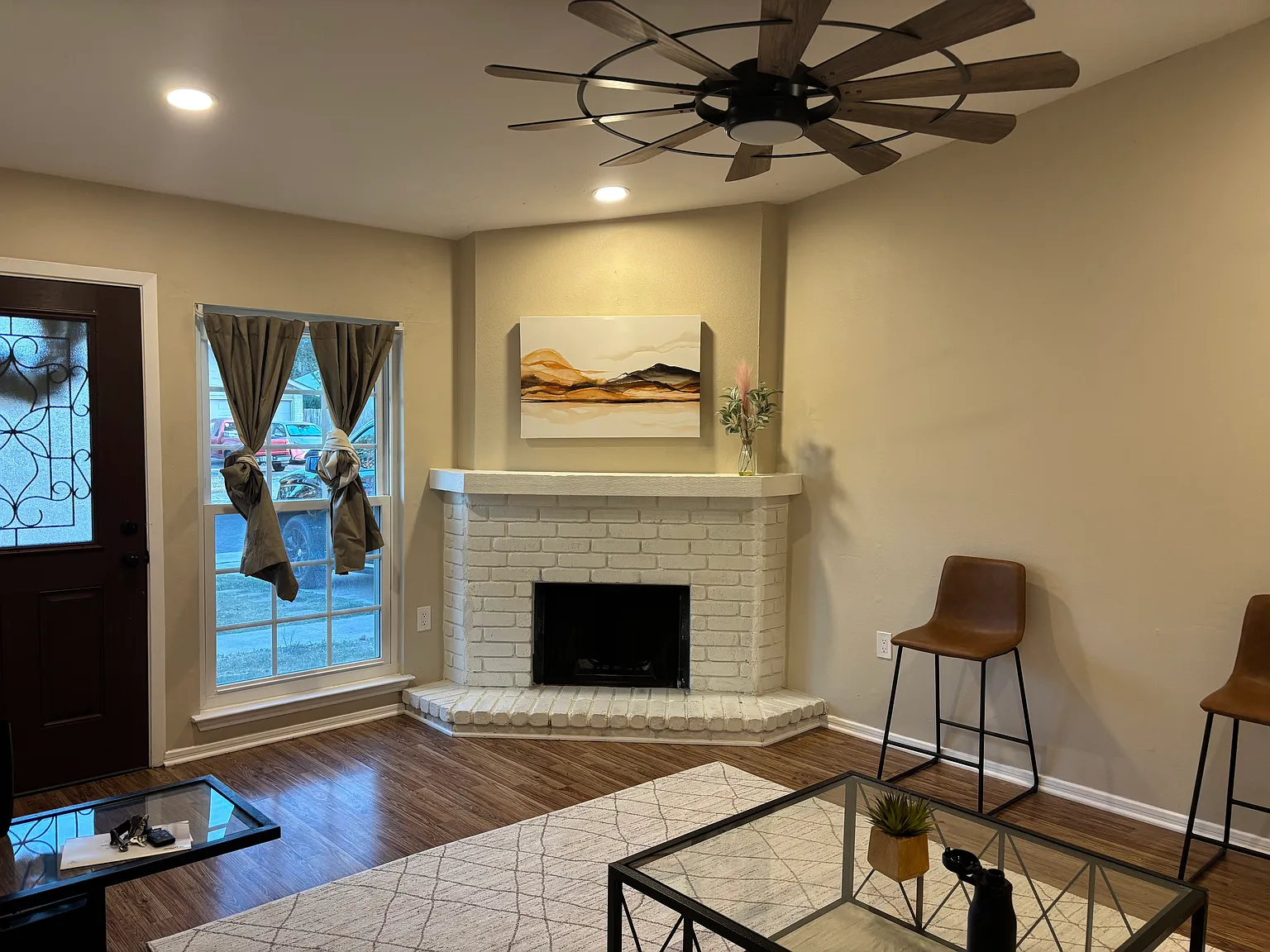 3 bed, 1000 sqft, $1,600 — Photo 2