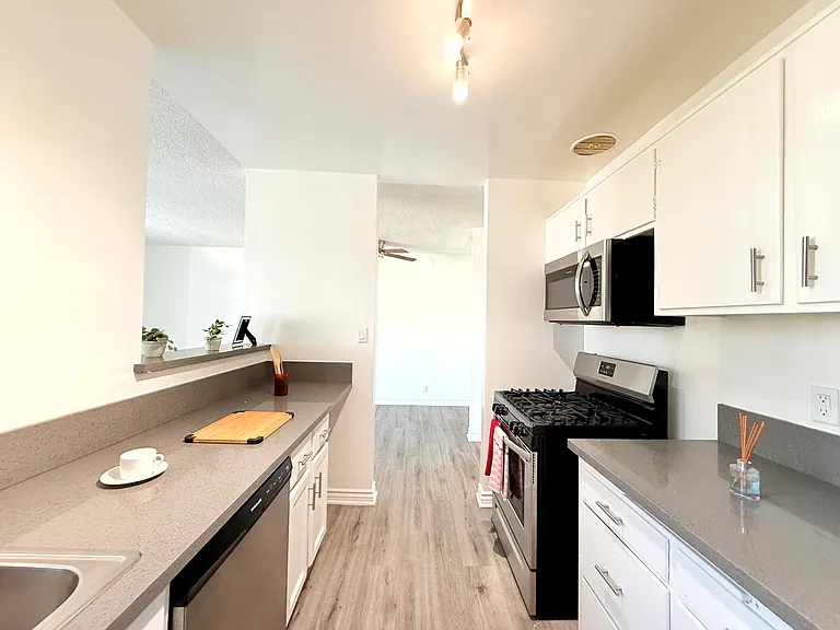 1029 N. Ardmore Avenue — Photo 11