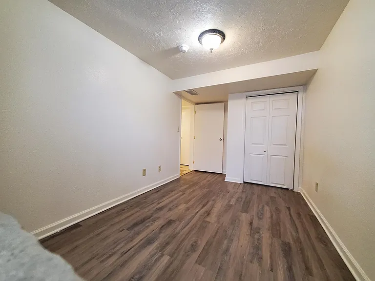 260 W 19th St #B — Photo 13